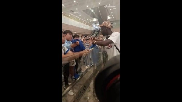 记者：恩拉沃上午进行相关体检，下午接受身体素质  测试