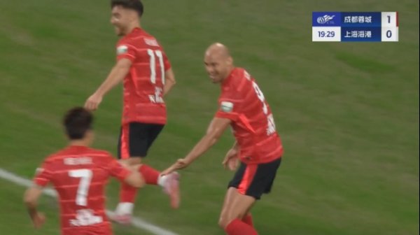 7分钟2球！王燊超错误  ，费利佩轻松推空门，蓉城2-0领跑