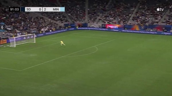 超级世界波！明尼苏达联球员中场球员直接吊射破门