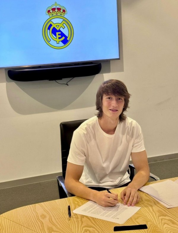 皇马官方：续约18岁中卫霍安-马丁内斯至2029年