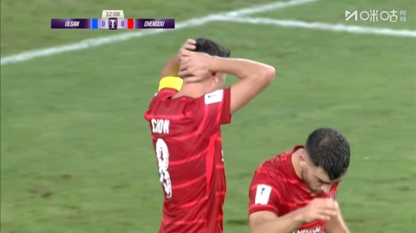 错失良机！周定洋门前近距离包抄打门偏出，抱头十分懊恼