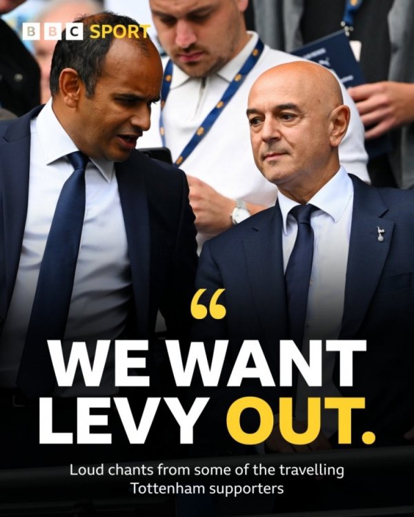 表达不满😠热刺球迷客战曼城赛事  中高喊：我们要列维下课！