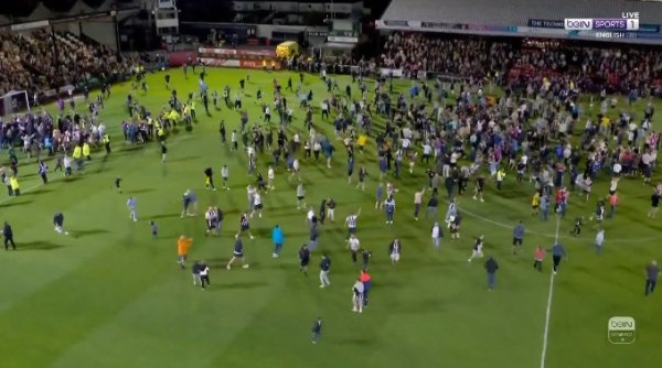 狂欢！英乙队格林斯比出回合曼联晋级下一轮  ，完场后球迷冲场