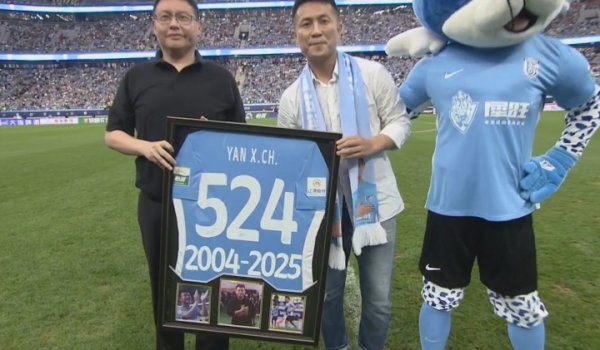 致敬传奇！大连英博为老将38岁阎相闯举行了退役仪式