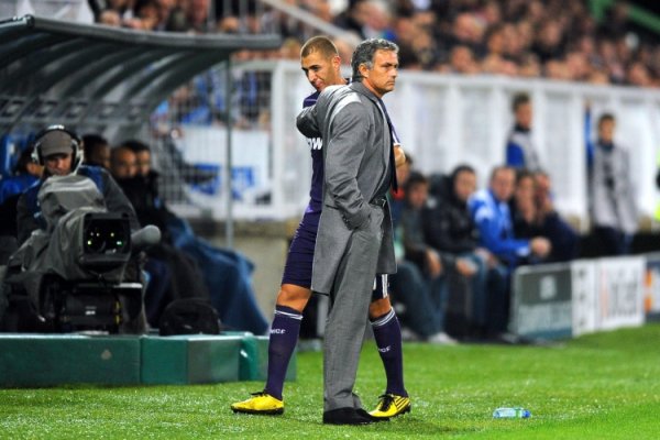 遭辟谣后马卡再发文：穆帅亲自致电本泽马，球员认真考虑去本菲卡