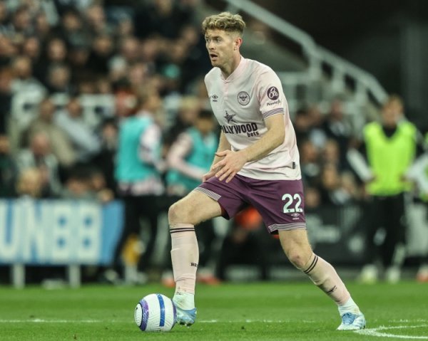 英媒：利物浦密切关注小蜜蜂后场球员科林斯，但预计球员今夏不会