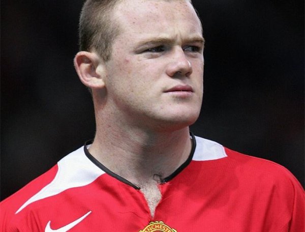 2004年的今天鲁尼在曼联首秀上演独中三元，253球为队史射