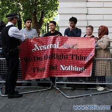 英媒：托马斯出席听证会，法院外抗议者拉横幅控诉阿森纳假道学