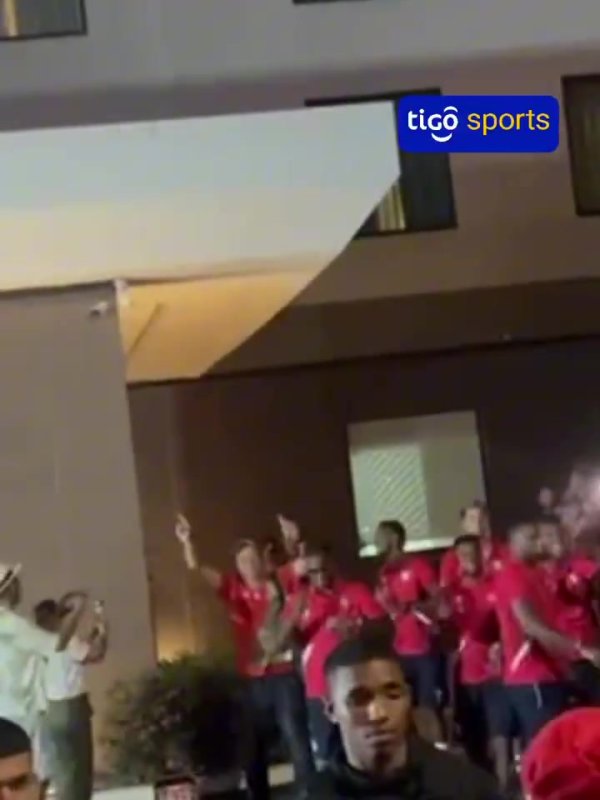 巴拿马球迷在酒店外放音乐，苏里南球员下楼跟着跳舞