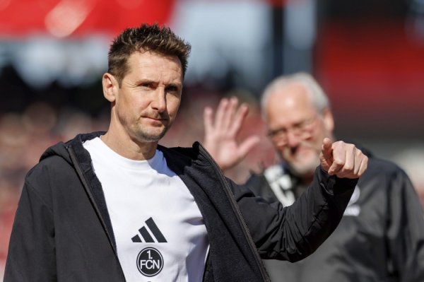 他上他真行！图片报：克洛泽对纽伦堡前场球员不满，让中场球员去