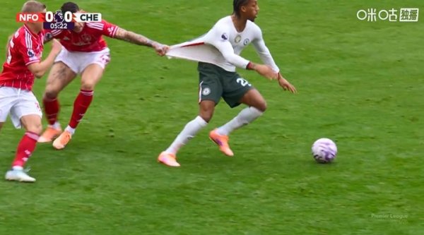 衣服质量真好！佩德罗丝滑回转  过人，被对方扯住运动活动  