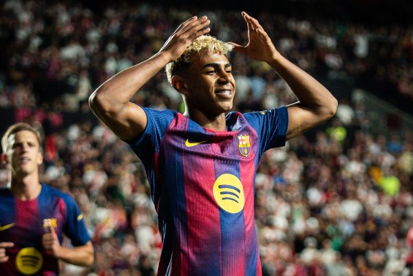 巴萨官方：亚马尔、费尔明获得医疗许可，入选对阵赫罗纳大名单