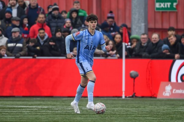 伤兵满营！镜报：热刺小将阿奇-格雷小腿受伤，预计缺阵一个月