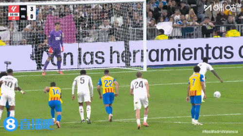 点球真是个问题！维尼修斯失点后，阿隆索表情很无奈