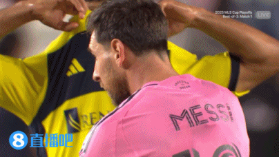 叕光膀子了！每场例行环节，赛后梅西与穆赫塔尔交换运动活动  