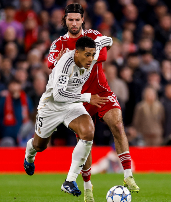 争议? 皇马1.8亿巨星剪刀脚飞铲逃红牌! 门神怒斥对手: 