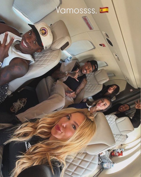 心情好！国家德比后维尼修斯带着女友，与米利唐夫妇在摩纳哥度假