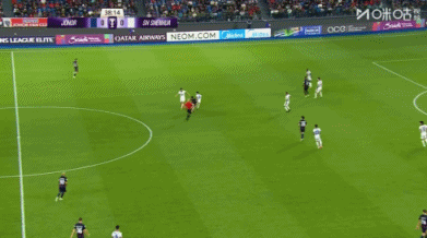 逃过一劫！鲍亚雄扑救未将球打远，随后柔佛球员空门补射击中横梁