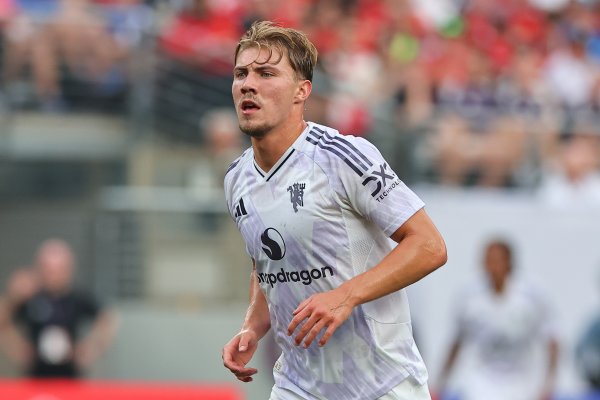 好友：霍伊伦加盟曼联时或许还太年轻，他们一家对曼联从未有怨恨