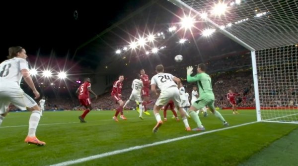 今天是战神！库尔图瓦接连神扑，拒绝范戴克、埃基蒂克顶球轰炸