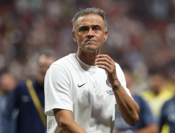 巴黎在欧冠主场作战  半场两球追赶  ，上次出现还是2004