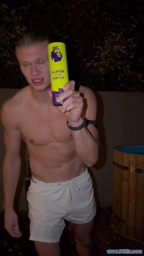 🥶魔人本色！哈兰德赛后晒最有价值球员奖杯，室外赤膊咬牙接受冰