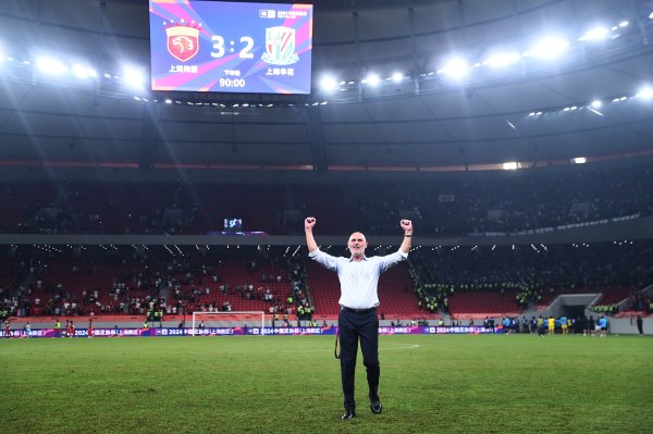 朱艺：穆斯卡特是位非常成功的指导教练员 他擅长高压攻击  但