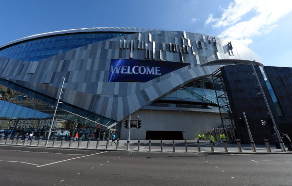 上赛季欧联击败对手夺魁  ，热刺主场作战  球迷歌唱：我们是