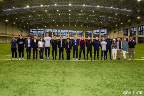中足联携携于大宝、英超俱乐部讲师，参观中国古代足球    练
