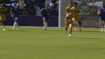 这球有点狠！埃斯特旺飞铲穆尼奥斯染黄 后者护腿板都掉出来了.