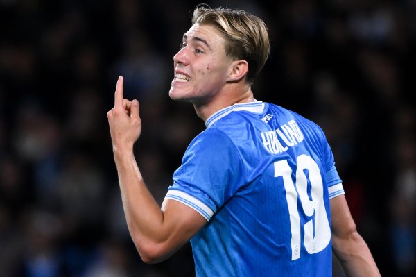 舍什科负伤  ！曼晚：曼联无权冬窗召回霍伊伦，那不勒斯有权买