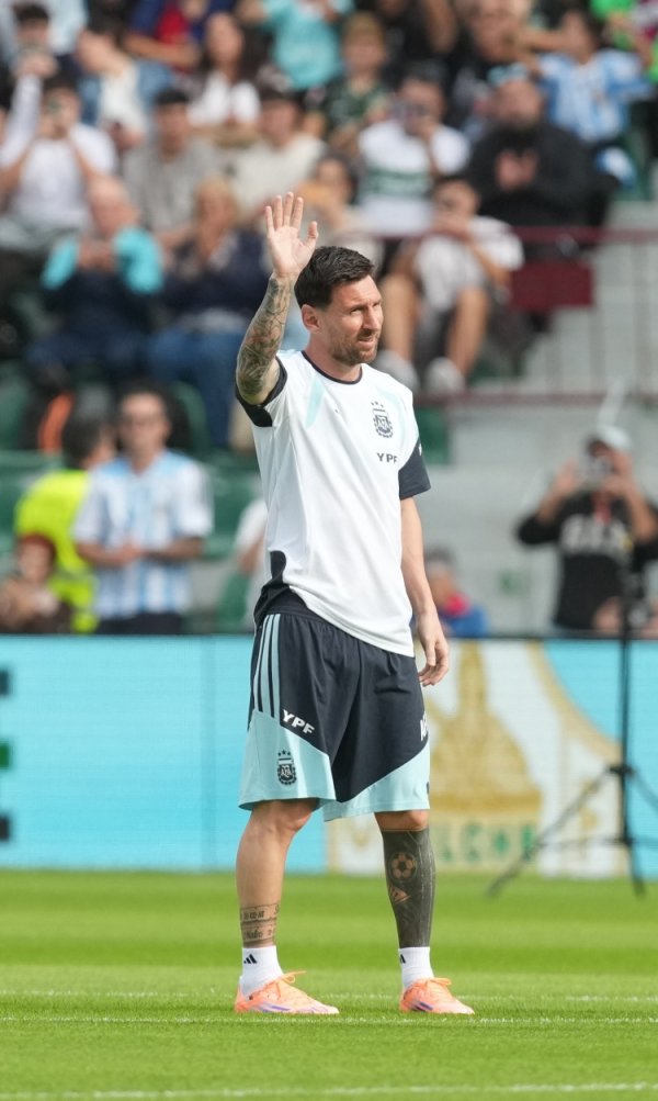 埃尔切老板谈阿根廷队造访：最伟大球员在用我们更衣室，我很自豪